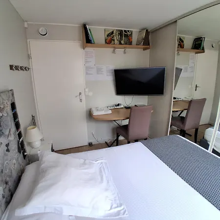 Les Lavandins,chambre Climatise, A 300 Tram L5, Parking Et Wifi Gratuit Homestay *