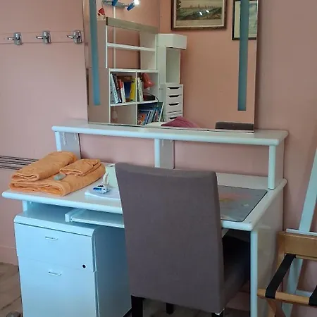 Les Lavandins,chambre Climatise, A 300 Tram L5, Parking Et Wifi Gratuit Homestay szállás