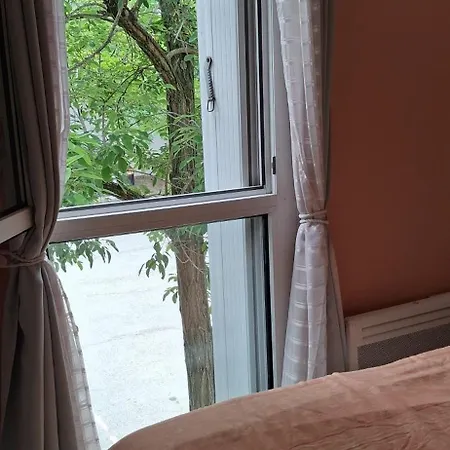 Les Lavandins,chambre Climatise, A 300 Tram L5, Parking Et Wifi Gratuit Homestay szállás *