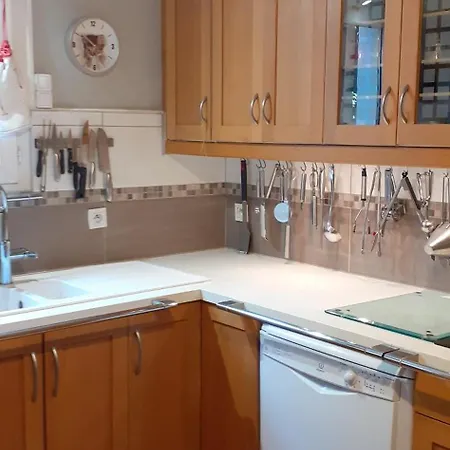 Les Lavandins,chambre Climatise, A 300 Tram L5, Parking Et Wifi Gratuit Homestay szállás *