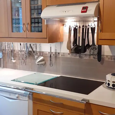 Les Lavandins,chambre Climatise, A 300 Tram L5, Parking Et Wifi Gratuit Homestay *