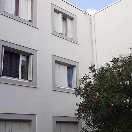 Les Lavandins,chambre Climatise, A 300 Tram L5, Parking Et Wifi Gratuit Homestay szállás *
