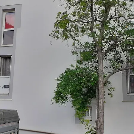 Les Lavandins,chambre Climatise, A 300 Tram L5, Parking Et Wifi Gratuit Homestay szállás